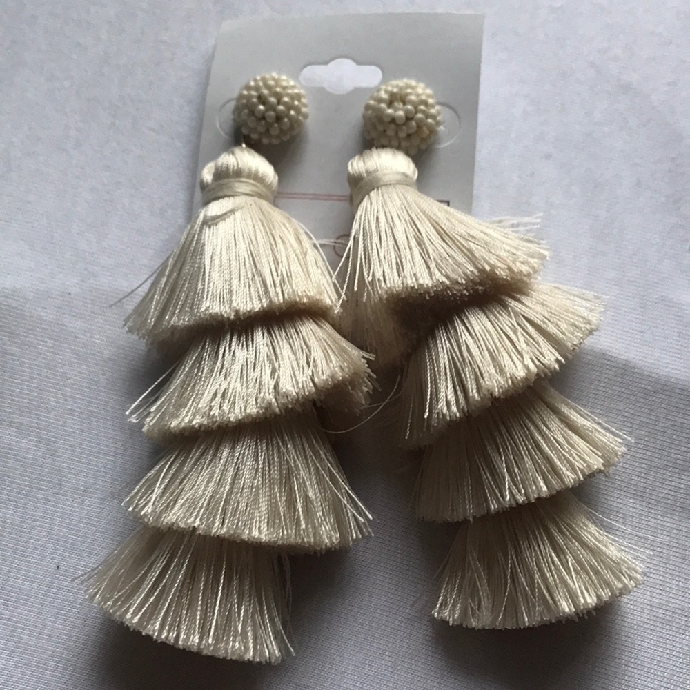 3/$20 🌟 Dramatic white tassel earrings
